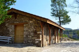 Останки от средновековни сгради и археологически разкопки в крепостта Трапезица