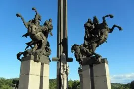 Паметник 'Асеневци' Велико Търново: общ изглед на монумента с панорамна гледка към града и река Янтра. | Паметник 'Асеневци' Велико Търново: детайлни фигури на царете Асен, Петър, Калоян и Иван Асен II. | Изглед от Паметник 'Асеневци' Велико Търново: панорамна гледка към Стария град и крепостта Царевец.