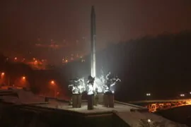 Паметник 'Асеневци' Велико Търново: общ изглед на монумента с панорамна гледка към града и река Янтра. | Паметник 'Асеневци' Велико Търново: детайлни фигури на царете Асен, Петър, Калоян и Иван Асен II. | Изглед от Паметник 'Асеневци' Велико Търново: панорамна гледка към Стария град и крепостта Царевец.