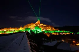 Spectacolul „Sunet și Lumină” Veliko Târnovo: proiecții luminoase detaliate pe zidurile cetății Țareveț, recreând scene istorice.
