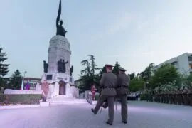 Omagiu adus și ...