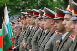 Militari aliniați în uniforme și pălării de la ...