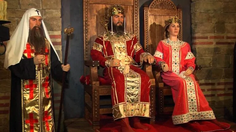Царска сцена с восъчни фигури на български владетел, царица и патриарх, облечени в средновековни одежди – част от Музея на Восъчните Фигури.