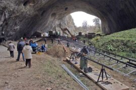 Кадър от снимачната продукция на "Непобедимите 2", състоящ се в Деветашката пещера