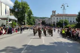 Военен парад (отново) - Втора гледка на военен парад, с много публика. Ясно време и празнично настроение.