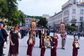 Традиционно мероприятие с хора, носещи икони. Децата са в народни носии.